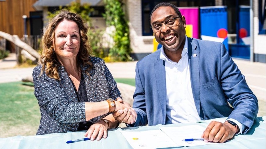 Ondertekening fusiedocument Birgit Haanstra en Dave Ensberg-Kleijkers