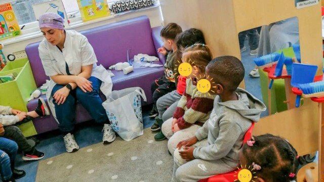 Thema Hatsjoe: een ouder op bezoek die werkt in het ziekenhuis.